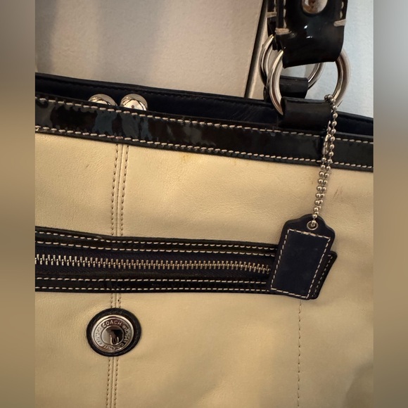 *Vintage* Authentic Coach Cream + Navy Purse, Laura Handbag with Kiss-lock - Picture 5 of 16
